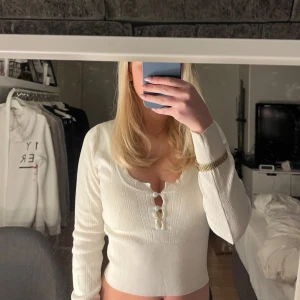 Vit Zara topp  - Säljer denna söta topp från Zara då den inte kommer till användning, nypris 300kr