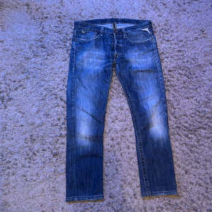 Replay jeans  - Snygga blå jeans med en klassisk slim fit passform. De har en lätt slitning på framsidan och fem fickor. Perfekta för en avslappnad stil och uppklädd stil. Det är ett par replay jeans i en lite äldre modell. Tveka inte på att höra av er vid funderingar 🥂