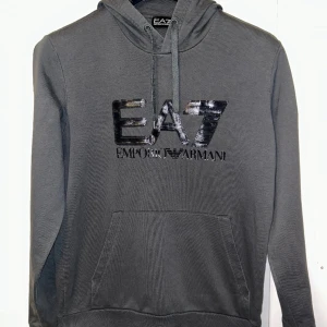 Emporio Armani EA7 hoddie  - Fint skick, 8/10. Inga skador. Äkta bevis finns! 