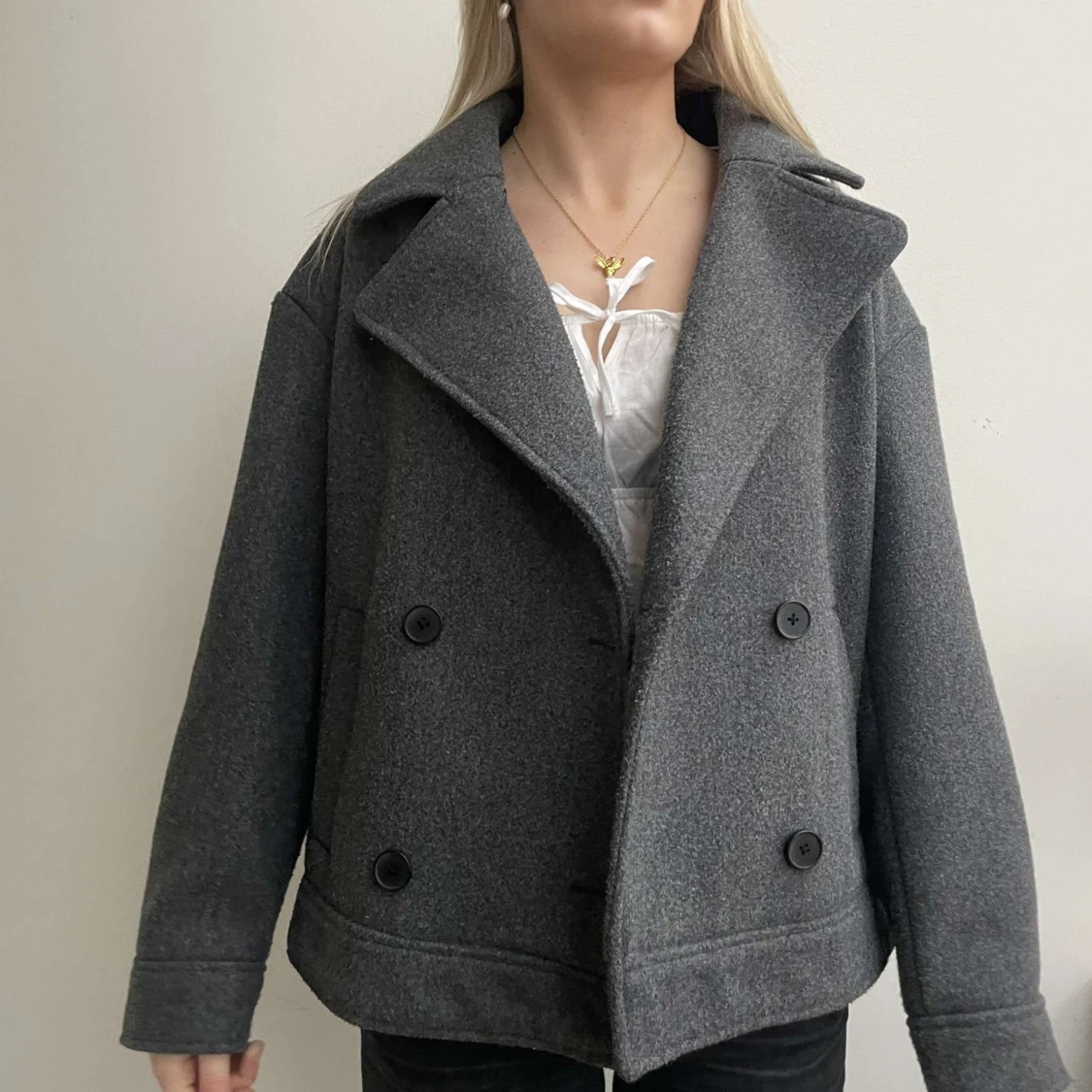 Grå kappa med knappar - 1