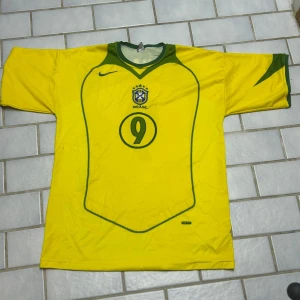 Retro 2004-2006 R9 tröja  - En legendarisk T-shirt med en legendarisk spelare på T-shirten. Denna fotbollströja ligger i ganska bra skick och passar mellan storlekarna M-L.