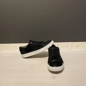 Lanvin skor - Lanvin skor 41-41,5 (uk6)| skick 8/10 fixade med vit skofärg| nypris runt 5000kr mitt pris 2499kr| ingår box| har du frågor är det bara att skriva! 