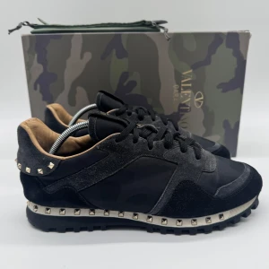 VALENTINO ROCKRUNNERS - Valentino Rockrunners- Skick: 9/10 - Tillbehör: Enbart skorna - Storlek 40 sitter som 41 - Nypris ca 7500kr - Deluxecloset