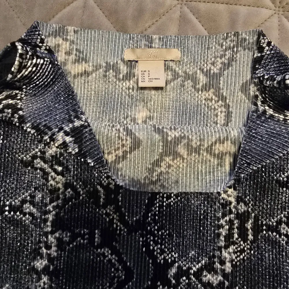 Snygg blå klänning med en liten slits på sidan. Klänningen är ärmlös och har en ribbad struktur som ger en cool look. Perfekt för att sticka ut med stil!. Mekot.