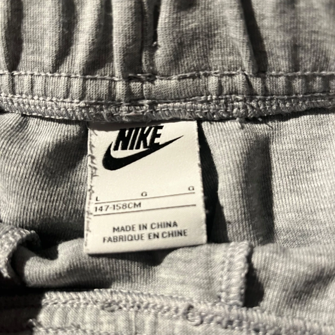 Grå mjukisbyxor från Nike - 2