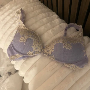 SLUTSÅLD Intimissimi BH!💜💜 - Super bra sick och helt slutsåld köpte för 619kr på zalando och säljer för 580 då den ej går att få tag på kan tänka mig 500 också!🤗💜