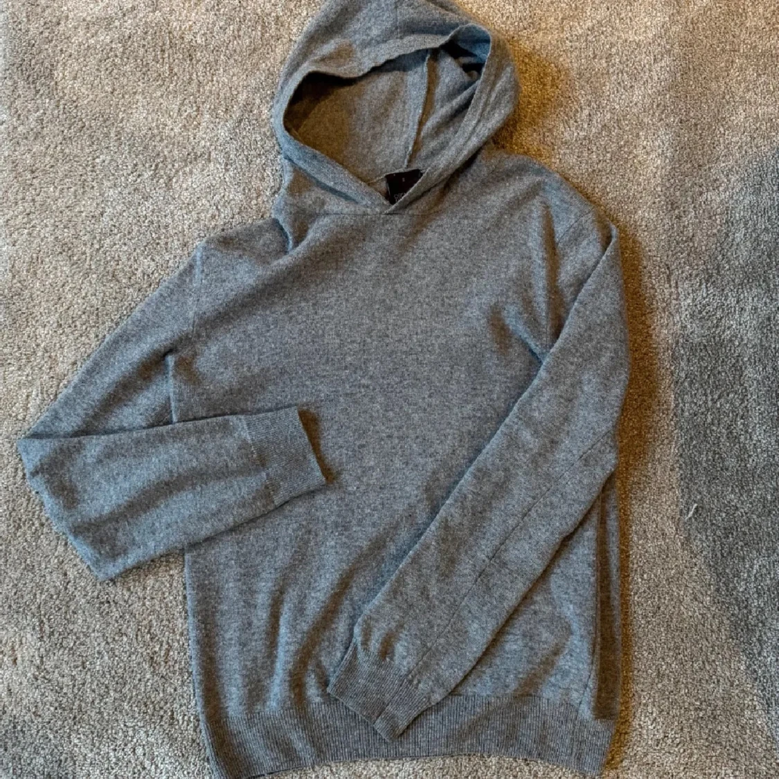 Grå kashmir hoodie från Oscar Jacobson