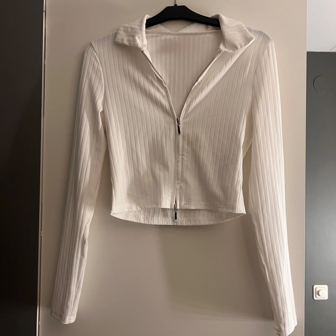 Vit ribbad croppad tröja med dragkedja - 1