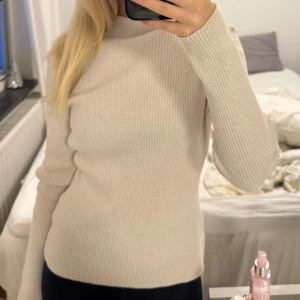 Ribbad tröja - Säljer ribbad tröja från HM🫶🏻. Lite för stor på mig, knappt använd!