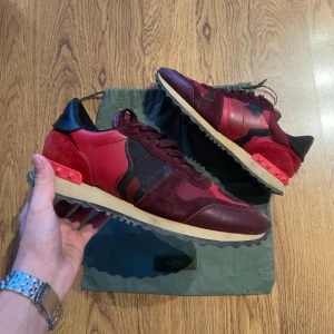 Valentino Rockrunner - Valentino rockrunner i otroligt skick! Skick 9/10 inga skador och ser nästan nya ut. Skorna är i strl 40 men passar 41. Det kommer med dustbags till skorna. Har ni frågor är det bara att ställa de! Pris går att sänkas vid snabb affär!