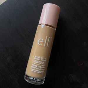 e.l.f. Halo Glow Liquid Filter - e.l.f. Halo Glow Liquid Filter i nyansen Fair/Light. Perfekt för att skapa en naturlig glow, har enbart testat den men då färgen var fel säljer jag vidare nästan som helt ny! 