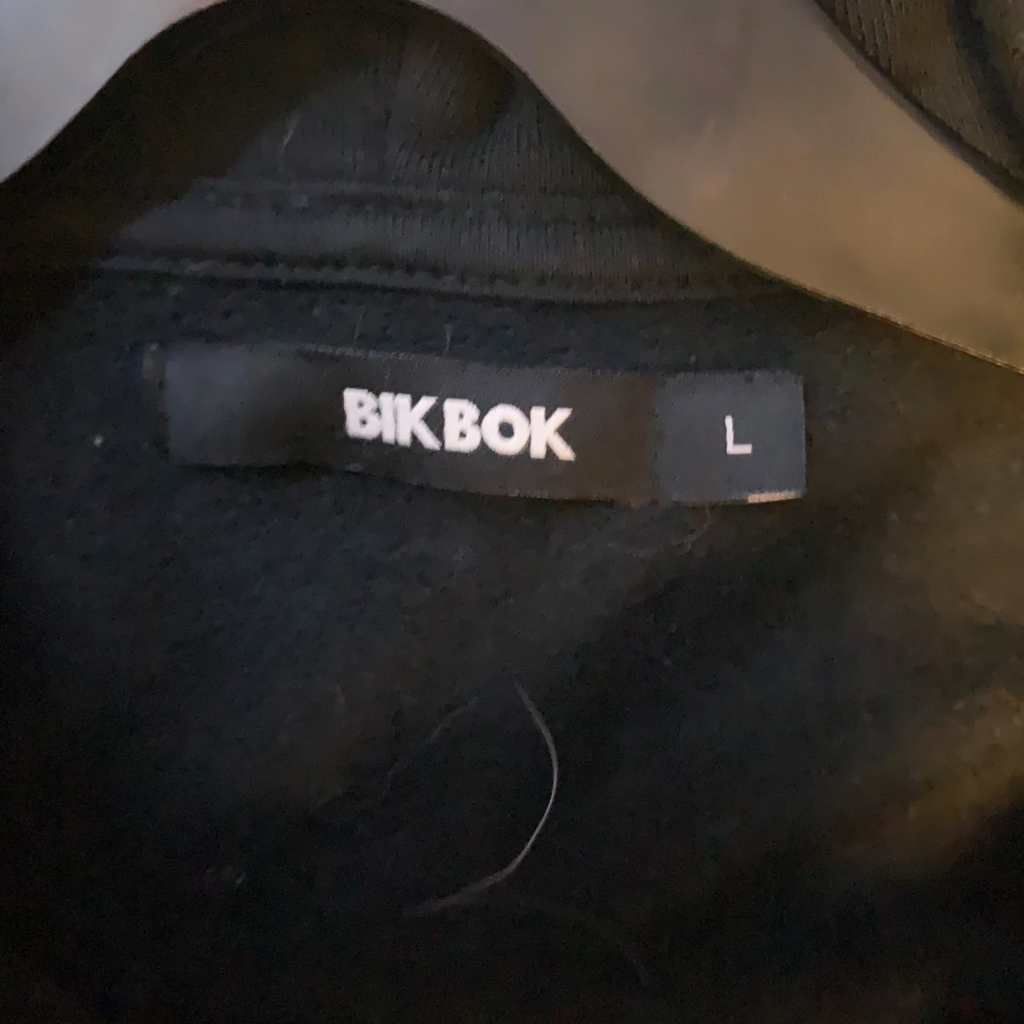 Svart hoodie från Bik Bok - 1