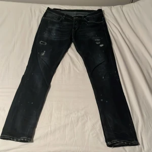 Mörkblå dondup jeans - Snygga mörkblå jeans från dondup med slitningar. Knappt använda och priset kan ändras vid en snabb affär kom privat för frågor eller prisförslag