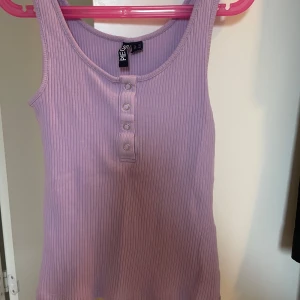 Lila linne - Lila linne från pices med knappar