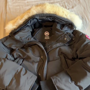 Canada goose jacka  - Säljer min Canada goose jacka då jag inte längre vill ha den. Den är true to size och är storelk L. Skriv om du är intresserad. Modellen heter Wyndham. Kan gå ner lite i pris vid snabb affär.
