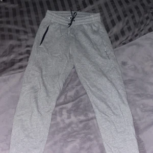 Grå mjukisbyxor från Race Marine - Säljer ett par grå mjukisbyxor från Race Marine. Byxorna har en elastisk midja med snörning och två sidofickor. Perfekta för en avslappnad stil. Nypris 550kr inga defekter eller fläckar