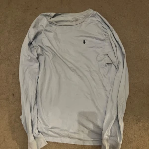 Ljusblå långärmad tröja från Ralph Lauren - Säljer en stilren ljusblå långärmad tröja från Ralph Lauren. 