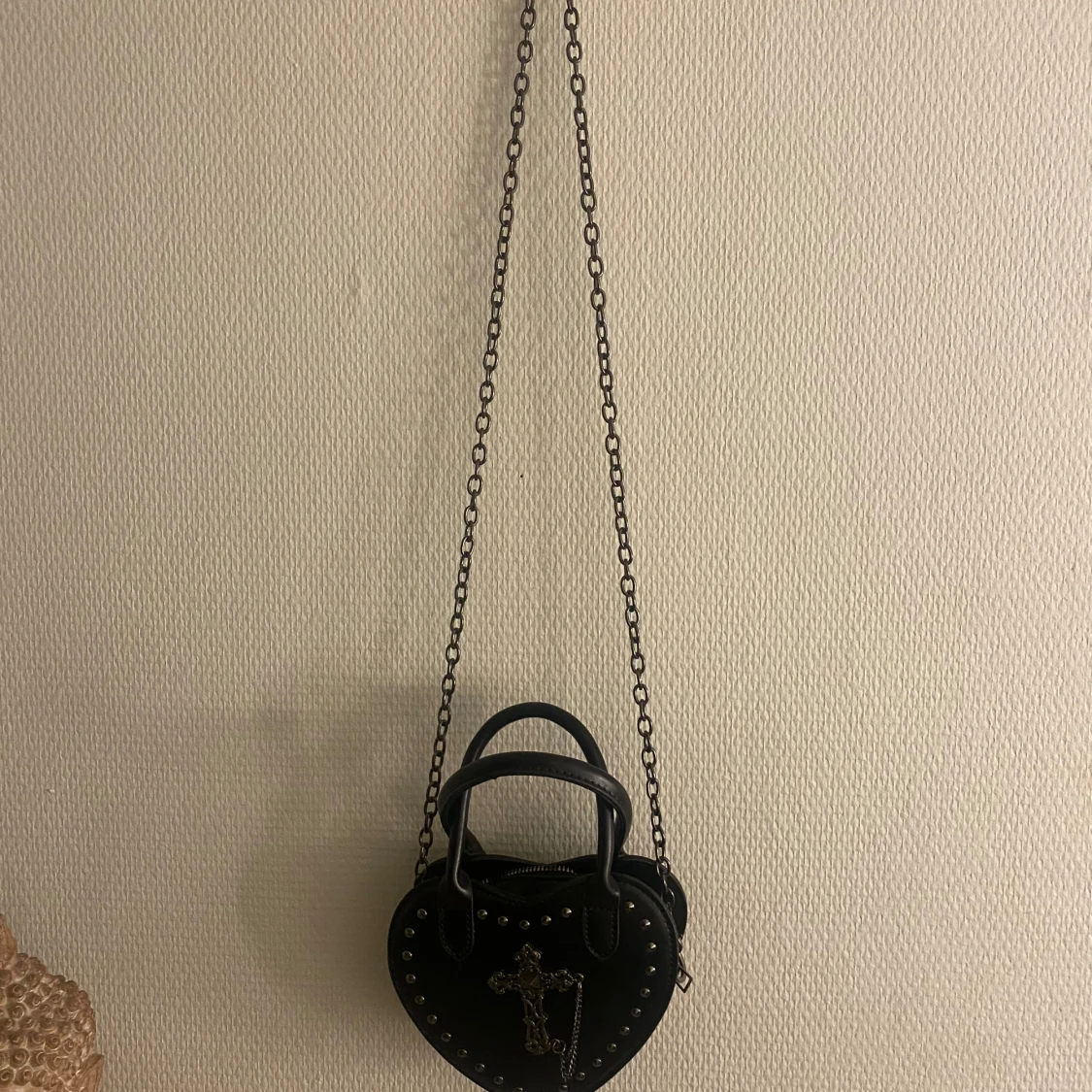 Svart hjärtformad handväska med kedja - 1