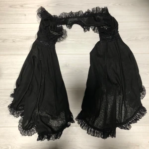 Svart spetsgrej - Vet inte vad de kallas men den går på armarna och är mycket flared. För gotisk stil. Köptes sekondhand ✨🫶