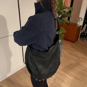 Väska  - Så fin väska i skinn från Twist and Tango! Perfekt till skolan🥰 Köpt för 1500kr, bra skick! 