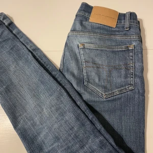 Blå jeans från Tiger of Sweden - Snygga blå slim jeans från Tiger of Sweden | Modell:EVOLVE | Storlek 29/32 | Nypris: 1299kr Mitt pris: 460kr | Tveka inte på att skriva vid funderingar eller frågor!😀
