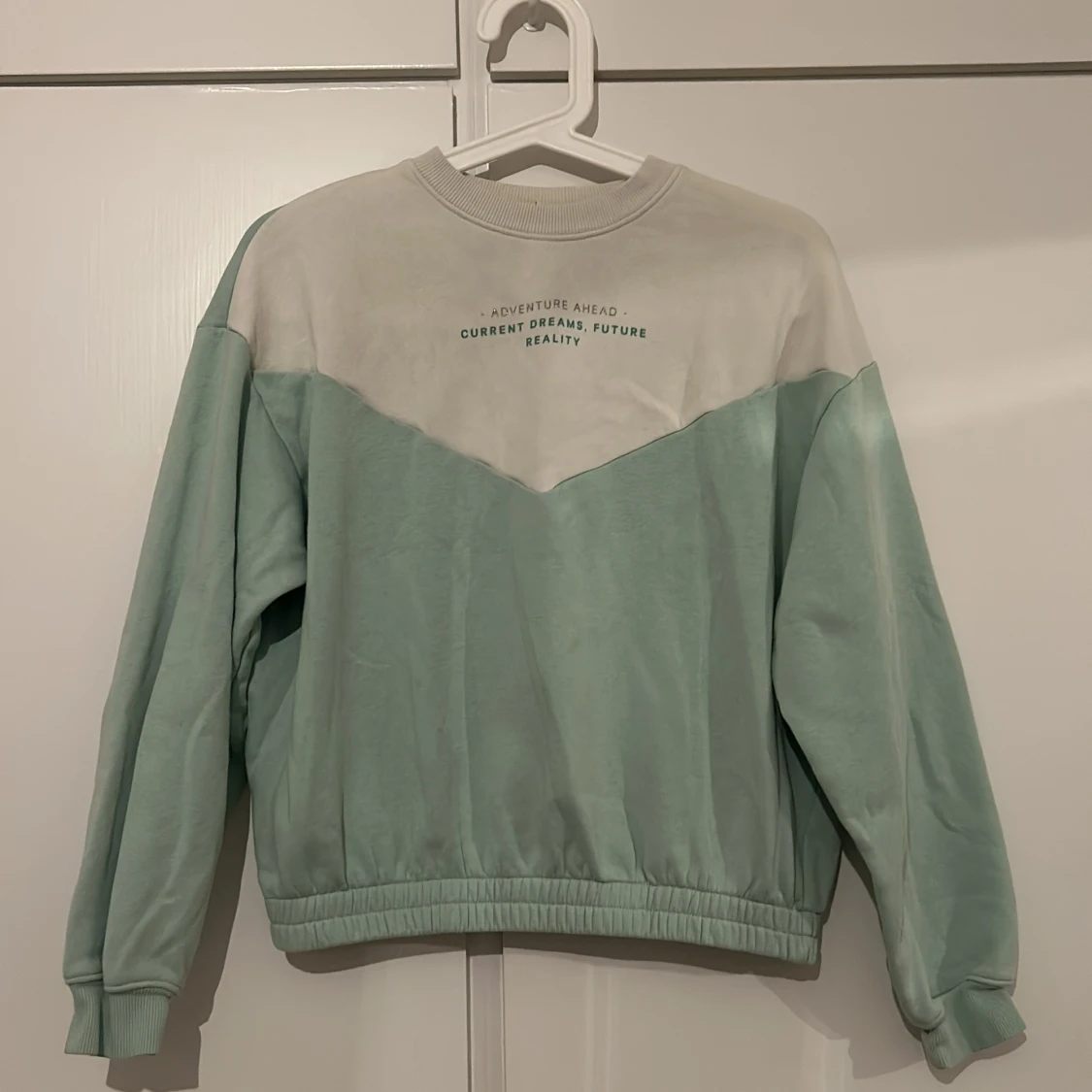 Mintgrön och vit sweatshirt från H&M