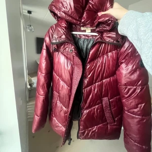 Vinröd jacka från Michael Kors - Säljer min super fina röda jacka från Michael Kors då den blivit för liten. Köpt i USA för 2 år sen och är äkta. Storlek xs. (pris kan diskuteras:) 