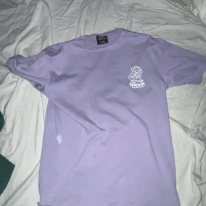 Lila t-shirt från Sweet Skateboards - En rosa T-shirt från sweet sktbs har bara används fåtal gånger ny pris 400