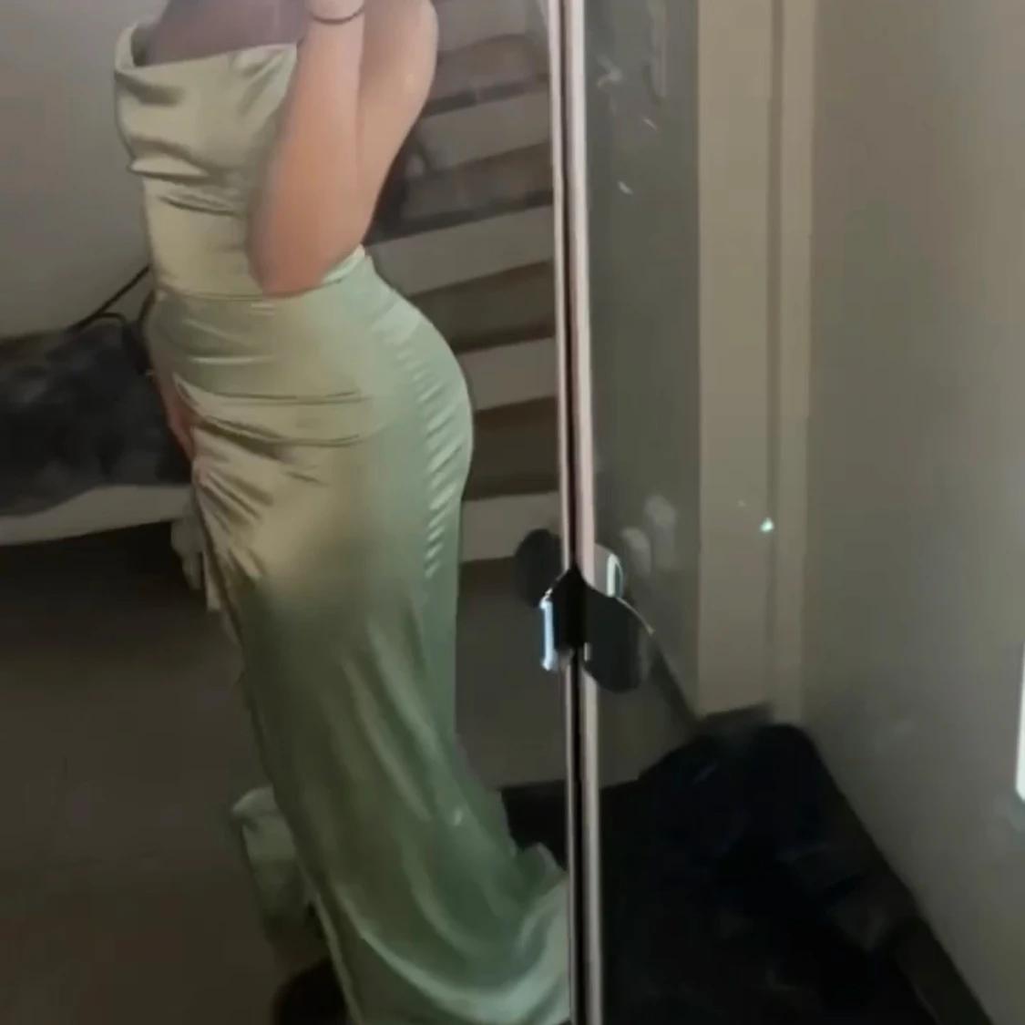 Grön långklänning med slits - 1