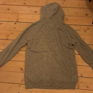 Grå hoodie från Davida - Säljer en stilren grå hoodie från Davida i storlek S. Tröjan är långärmad och har en klassisk huva med dragsko. Perfekt för en avslappnad look.  Nypris 2800kr. Storlek S men passar även M. Hör av dig vid minsta fråga. Pris mycket diskuterbart!