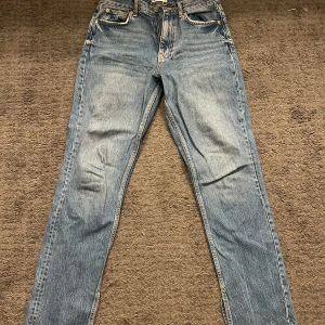 Blå jeans från Gina tricot - Skitsnygga jeans från Gina tricot. Då dom tyvärr blivit för små säljer jag dom. Dom har slits längst ner vilket gör att dom blir vidare än vad som syns på bild