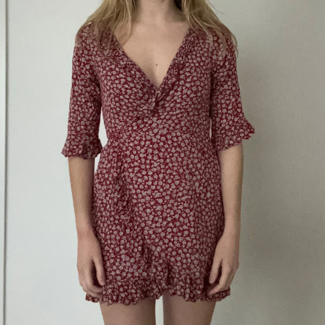 Röd blommig omlottklänning