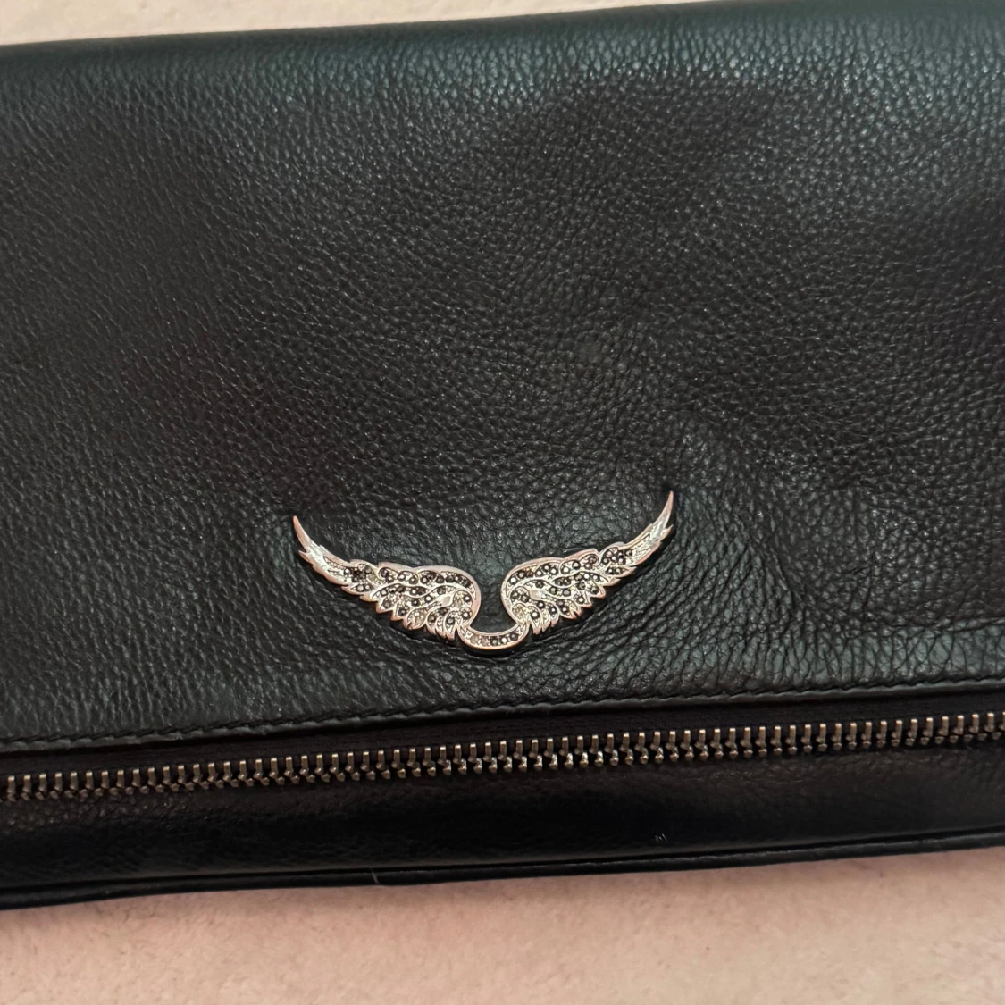 Svart axelväska med kedja och vingdetalj - 2