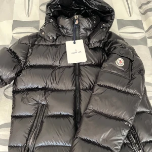 Moncler Maya  - Säljer min moncler Maya då den jag börjar växa ur den. Storlek 2 dvs S/M