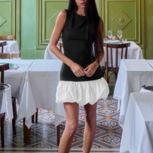 NY OCH OANVÄND KLÄNNING - Snygg ärmlös klänning i svart med en vit volangdetalj längst ner. Perfekt för en stilren look med en twist. Är helt oanvänd men säljs för att den var lite för stor på mig! 💘nypris 600kr