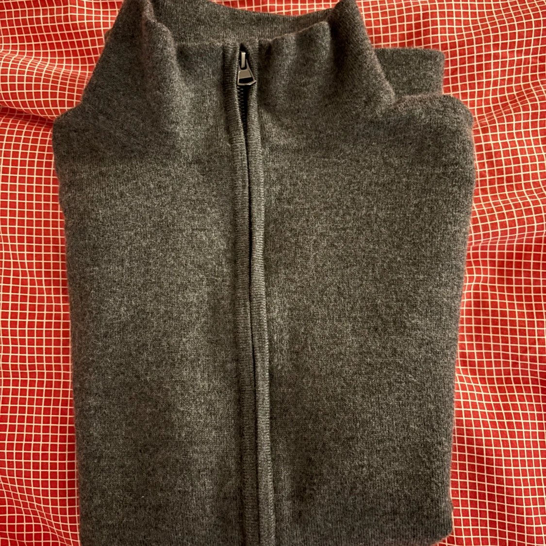 Grå kofta med dragkedja - 1