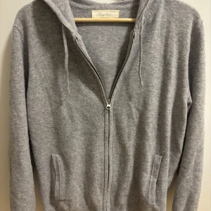 Grå kashmir hoodie från Sayless - Går Kashmir Hoodie från Sayless i M ⬜️                         9/10 skick, sparsamt använd och väl omhändertagen:)                                   Nypris 900 | Hör gärna av dig vid mer frågor/bilder📩