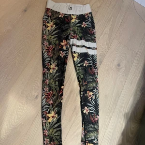 Blommiga tränings tajts❣️❣️ -  Stretchiga tränings tajts med blommönster. Välanvända men hela🥰 (skriv för fler bilder)