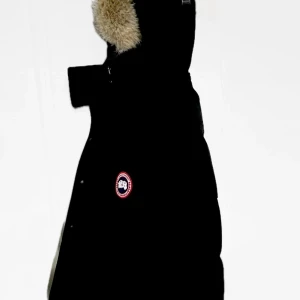 Svart parkajacka från Canada Goose - Exklusiv och varm Canada Goose Parka i utmärkt skick – perfekt för kalla vinterdagar, både till vardags och för äventyr.  Jackan är äkta och mycket sparsamt använd. Den är i toppskick utan några skador eller slitningar. Säljes då den tyvärr inte passar mig.  Nypris: 10 750 kr.