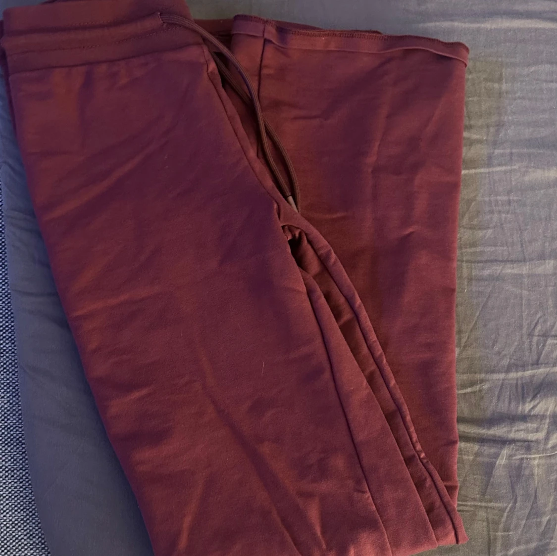 Vinröda mjukisbyxor