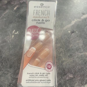 Essence French Manicure Click & Go Nails - Självhäftande konstnaglar i klassisk fransk manikyrstil från Essence. Förpackningen innehåller 12 naglar som är lätta att applicera och ta bort. Perfekt för en snabb och elegant look. Testade på men endast det inget mer!