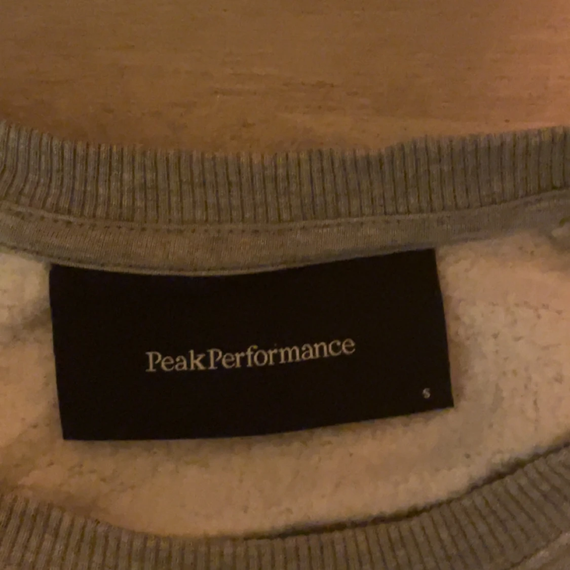 Grå sweatshirt från Peak Performance - 2