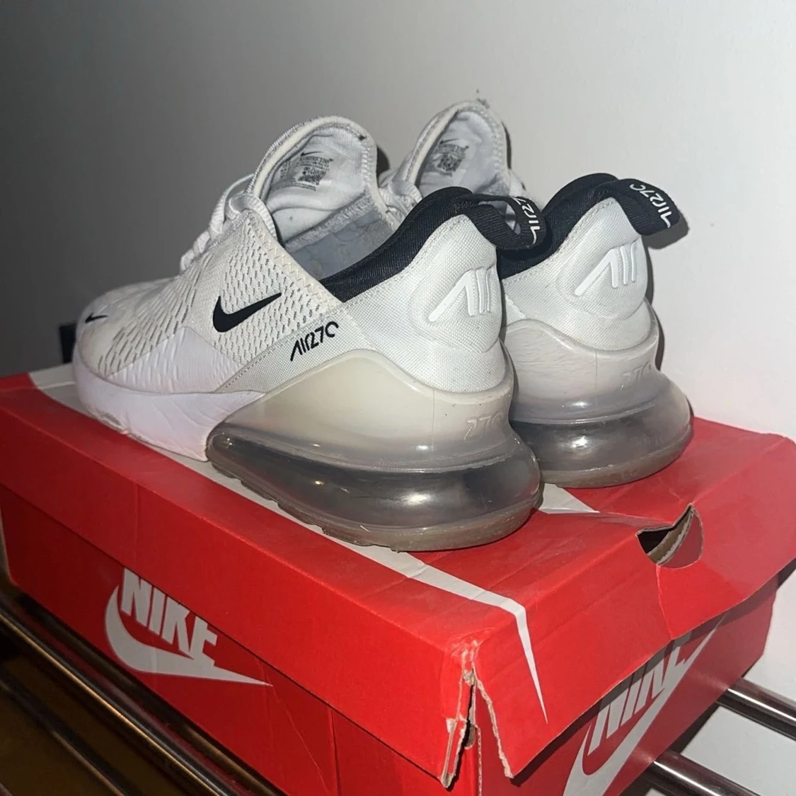 Nike Air Max 270 i vitt och svart - 1