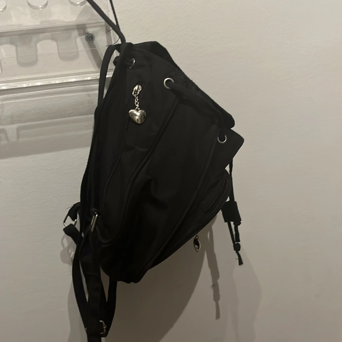 Svart ryggsäck med hjärtformade detaljer - 3