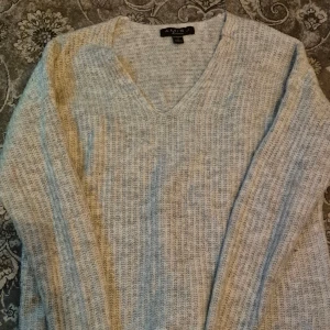 Stickad tröja  - Mysig stickad tröja från Amisu med v-ringad hals💞