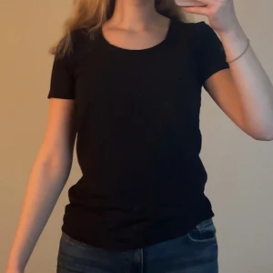 Svart tshirt  - Svart tshirt från Newbody i storlek M. Knappt använd & fint skick.