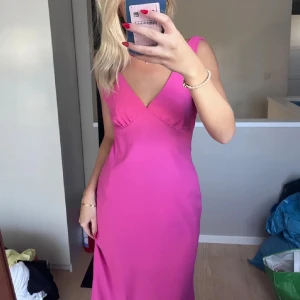 Rosa långklänning - Superfin rosa långklänning, storlek 36. Helt i nyskick med lappen kvar, säljer då den inte passade mig! (Lånade bilder)