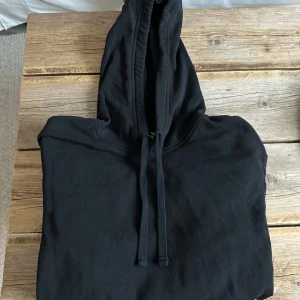 Svart hoodie från HM - Säljer en klassisk svart hoodie från HM. Strolek:S🫶🏼💗