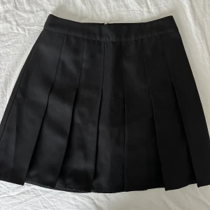 Svart kjol - Svart kjol från Gina, aldrig använd. 🩷🩷