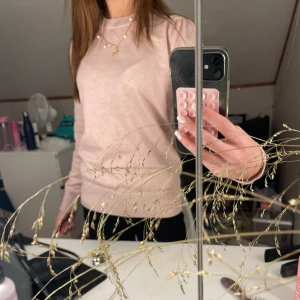 Ljusrosa tröja från Saint Tropez - Säljer en ljusrosa tröja från Saint Tropez i storlek XS. Tröjan har en enkel och stilren design med långa ärmar och rund halsringning. Perfekt för en avslappnad och bekväm stil.